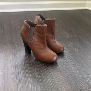 Super cute brown booties!